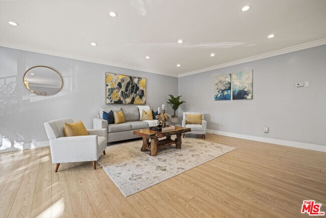 Foto del edificio - 910 S Holt Ave