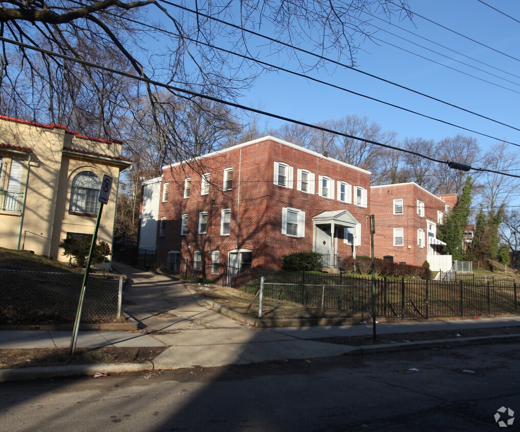 Building Photo - 2899 Hartford St SE