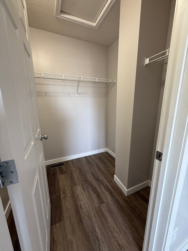 Photo du bâtiment - Newly Renovated 3-Bedroom Townhouse with Attached Garage | Prime Location!