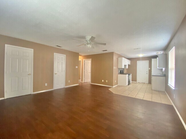 Foto del edificio - 3 bed 1.5 bath now available.