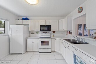 Building Photo - 307 Goodlette-Frank Rd