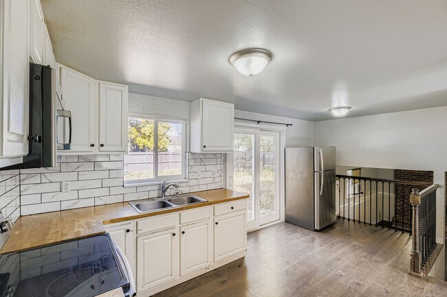 Building Photo - 529 Corte Amino