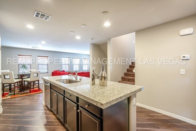 Foto del edificio - MOVE-IN SPECIAL! GORGEOUS 3BD FURNISHED