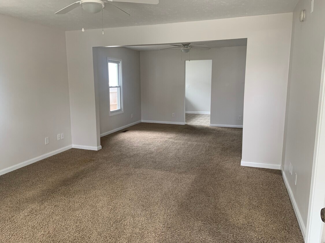 Living room - 1205 W Broadway St