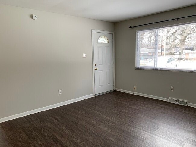 Building Photo - Cozy 2 Bedroom in Warren Township!