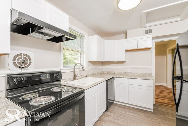 Building Photo - Charming brick home move-in ready