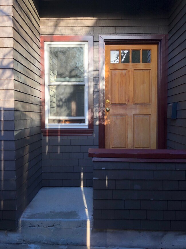 Entrance - 2733 Russell St