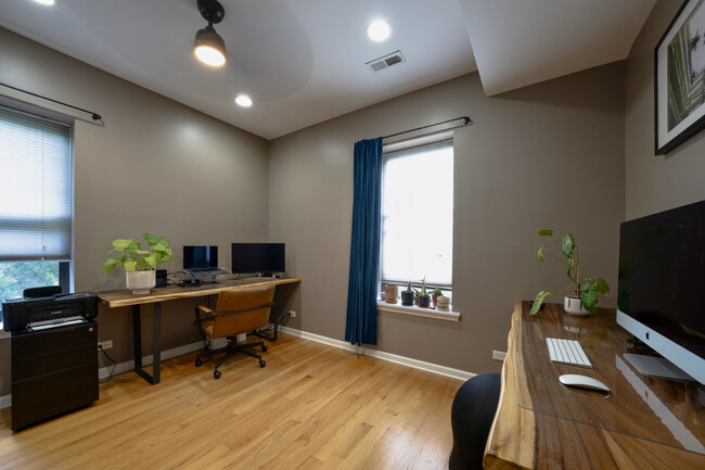 Foto del edificio - 3403 N Harding Ave