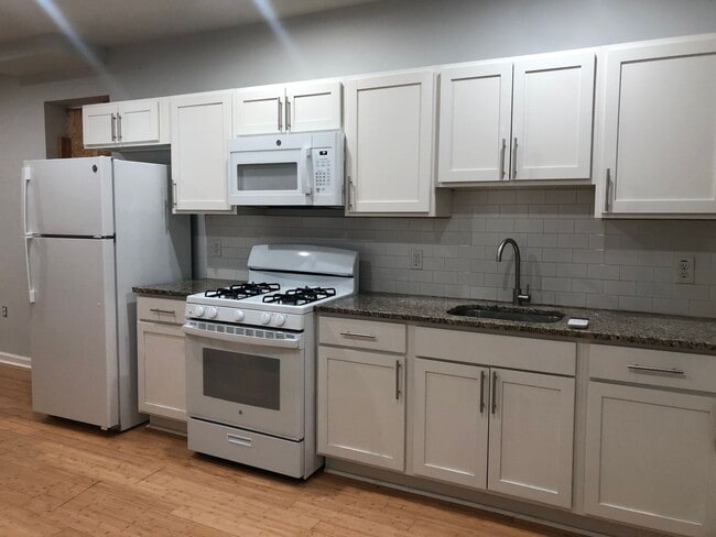 Building Photo - Charming row home in Baltimore City!