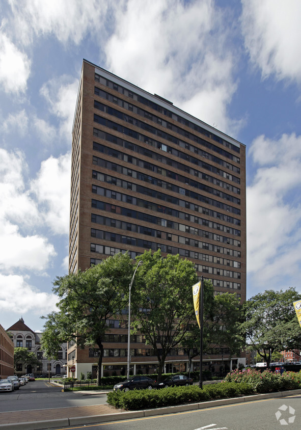 Foto principal - Montgomery Towers Apartments