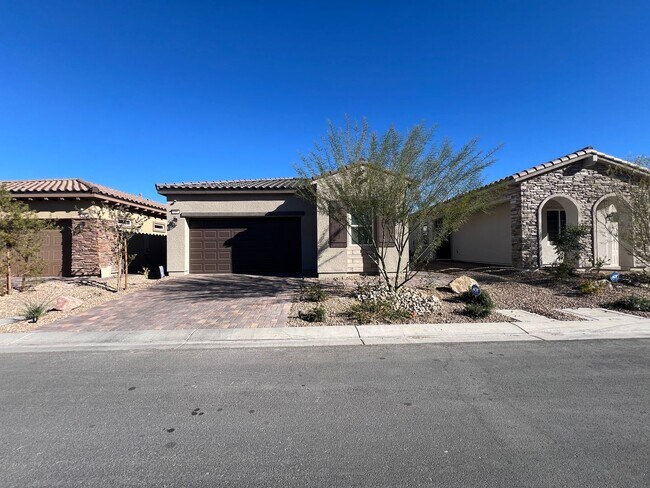 Foto del edificio - Immaculate 3 Bedroom Furnished Smart Home in Lake Las Vegas – A Tranquil Desert Oasis