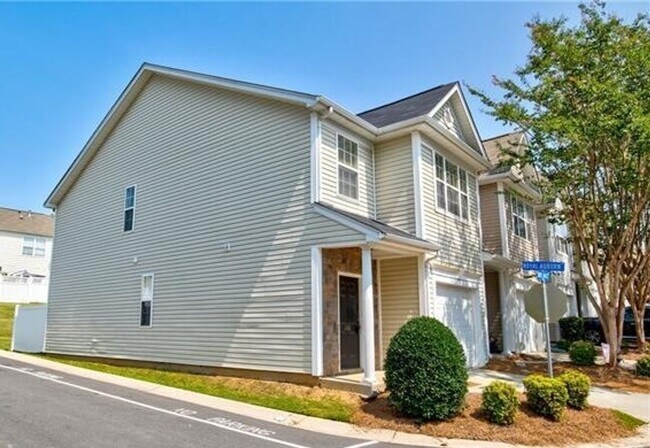 Foto del edificio - 3BR Townhome • In-Unit W/D • Trash Included in Fort Mill