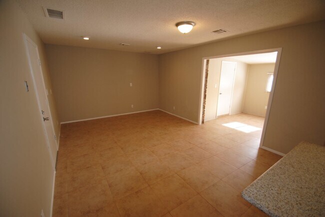 Foto del edificio - 823 W 17th Pl