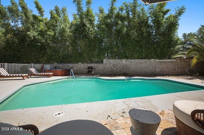 Building Photo - 3915 E Larkspur Dr