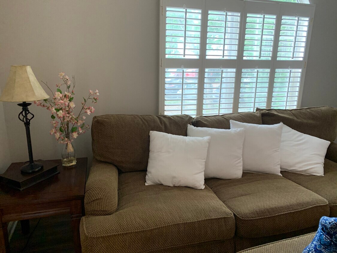 Livving area - 2721 Linmar Ave