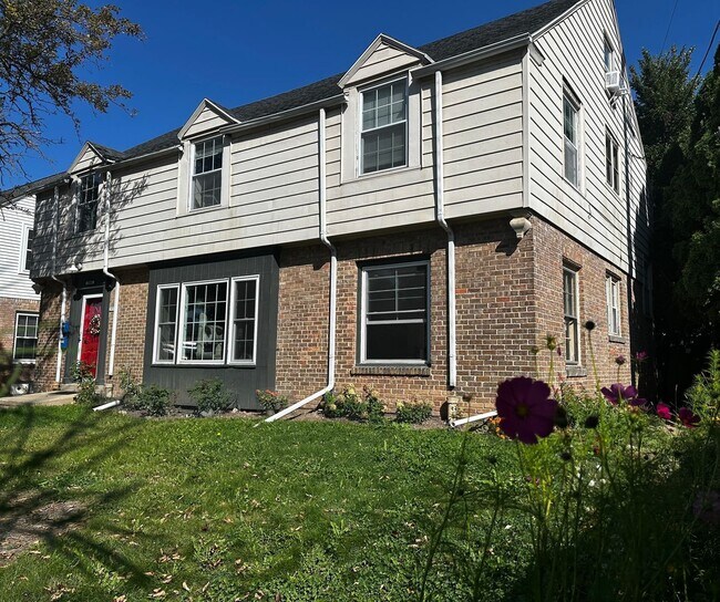 Building Photo - Shorewood 2 bedroom upper