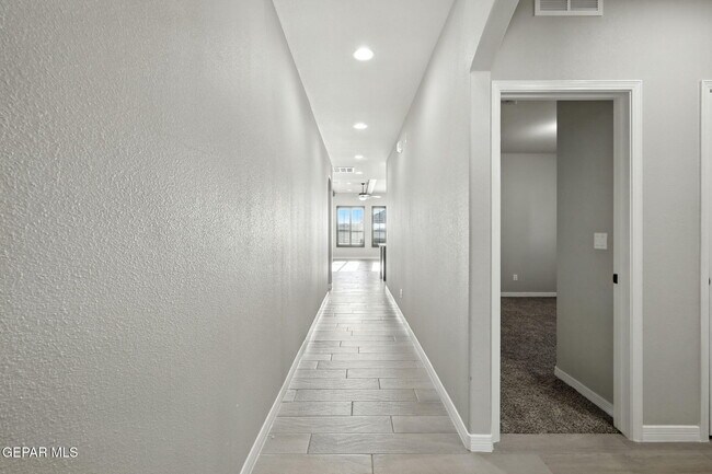 Foto del edificio - 221 Epsom Dr