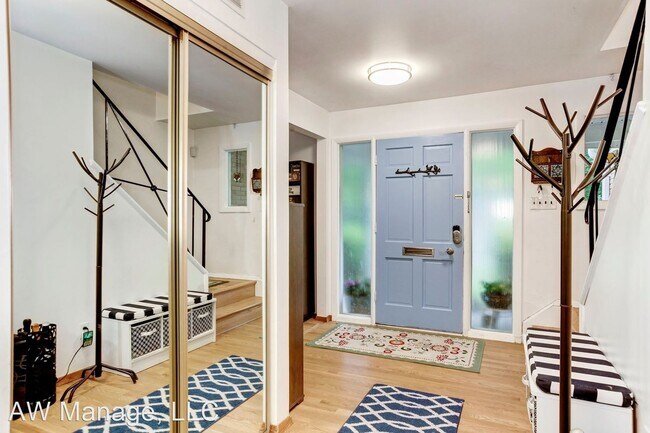 Building Photo - 4 br, 3.5 bath House - 12528 Montclair Drive