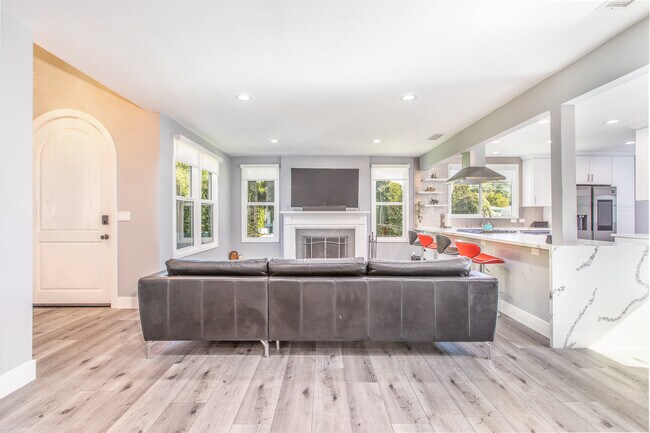 Sala de estar - 1207 Greenacre Ave