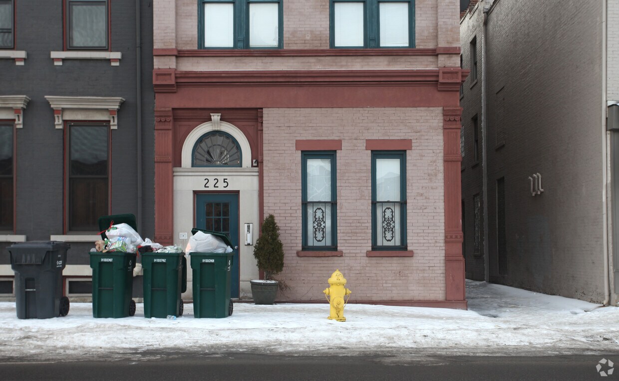 Building Photo - 225 W 9th St