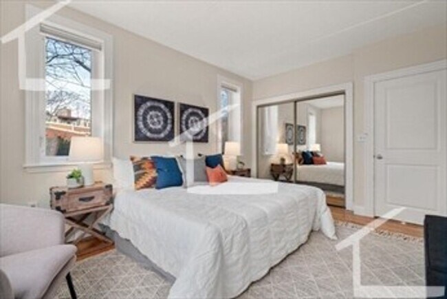 Foto del edificio - Unique Coolidge Corner Condo for Rent