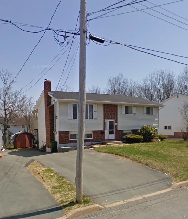 Building Photo - 34 Nausett Cres