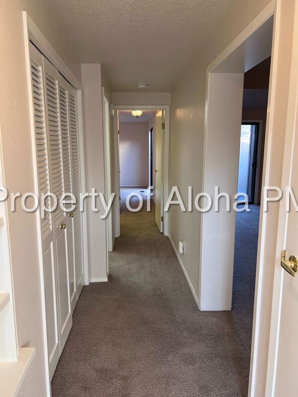 Building Photo - 885 Camelot Dr