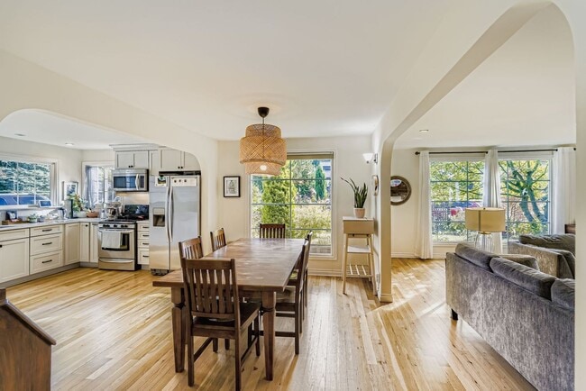 Foto del edificio - Bitter Lake Home