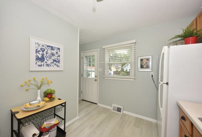 Building Photo - 5934 N Lydell Ave
