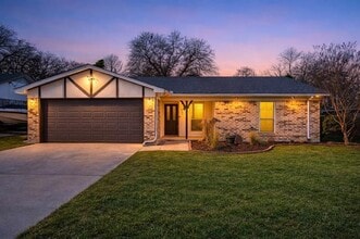 Building Photo - 921 Red Oak St