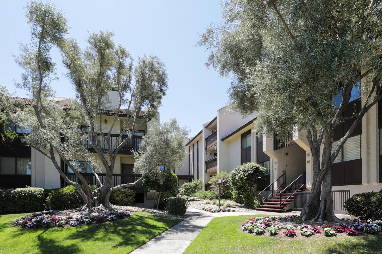 Primary Photo - 226 W Edith Ave