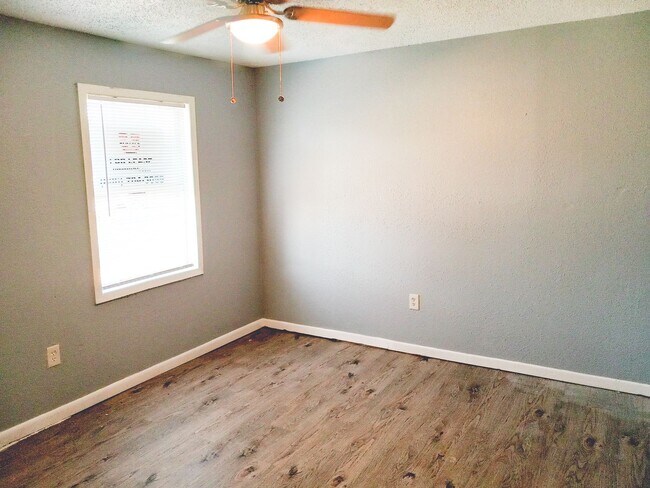 Foto del edificio - Handyman Special $0 First Month's Rent / “...