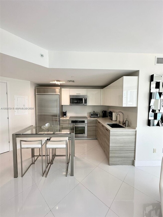 Foto del edificio - 1300 Brickell Bay Dr