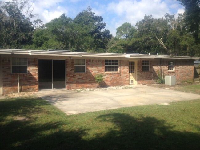 Building Photo - Charming Brick Ranch with Spacious Living ...