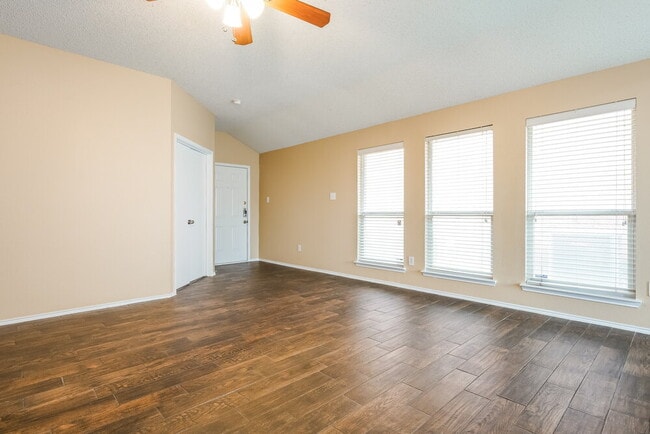Building Photo - 705 Pine Hollow Dr