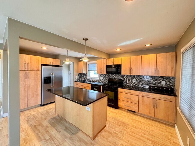 Foto del edificio - Spacious 5-Bedroom Home in Prime Royal Oak Location – $2,900/month