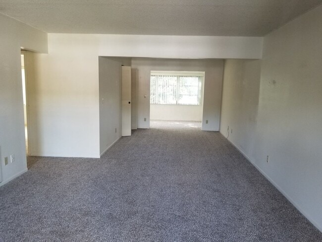 Building Photo - Charming, Affordable One-Bedroom Condo in ...