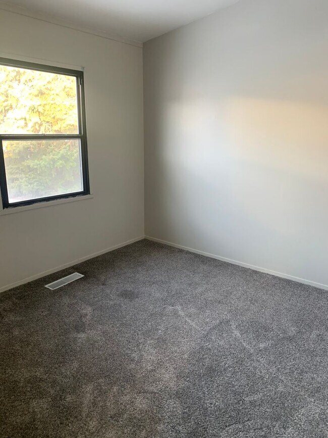 Building Photo - 3 Bedroom, 1 Bath located in a quiet neigh...