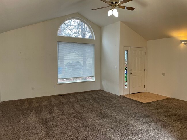 Building Photo - This 3 bedroom 2 bathroom home is located in beautiful Shady Cove