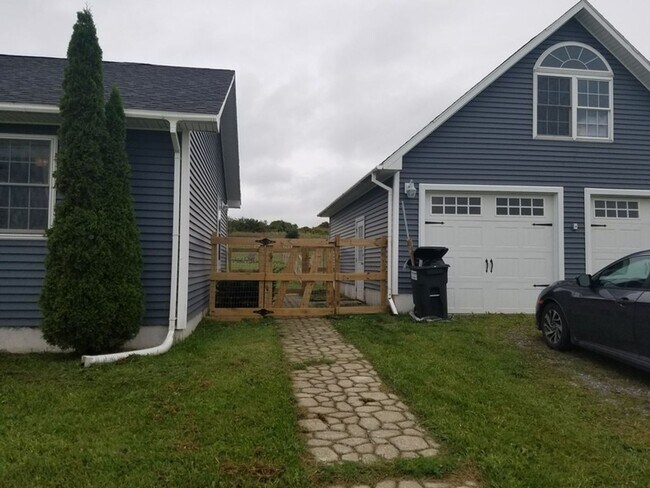 Foto del edificio - Beautiful 3 bedroom home with 2 full baths