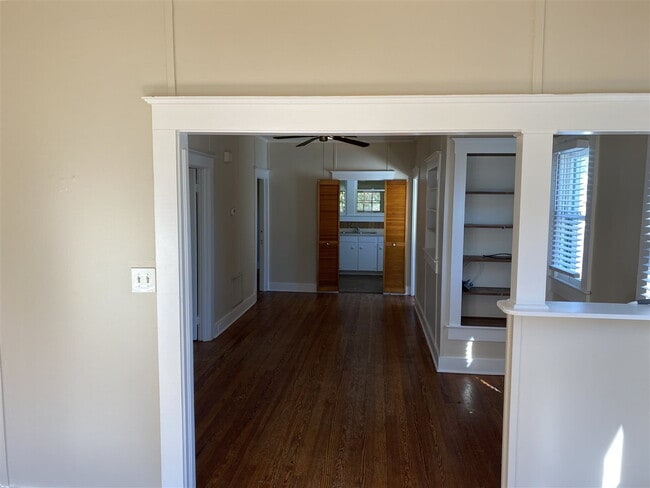Building Photo - Available 06/15/2026! 2 BR/1 BA Downtown Apartment! Walk Everywhere!