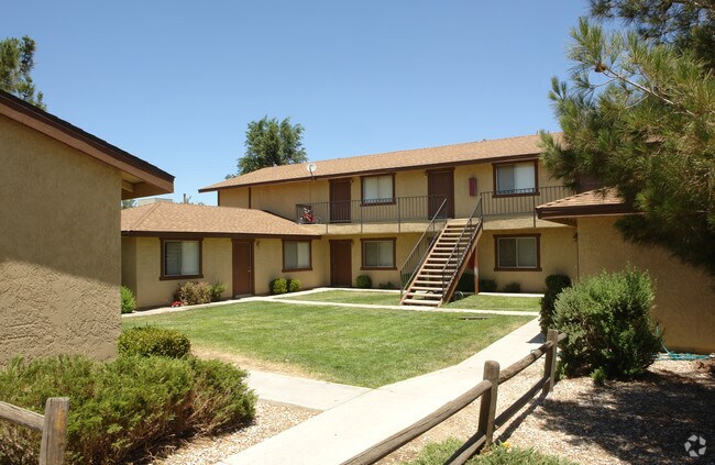 Foto del edificio - 15458 Bear Valley Rd