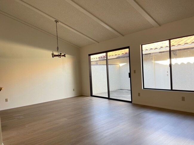 Building Photo - M39120