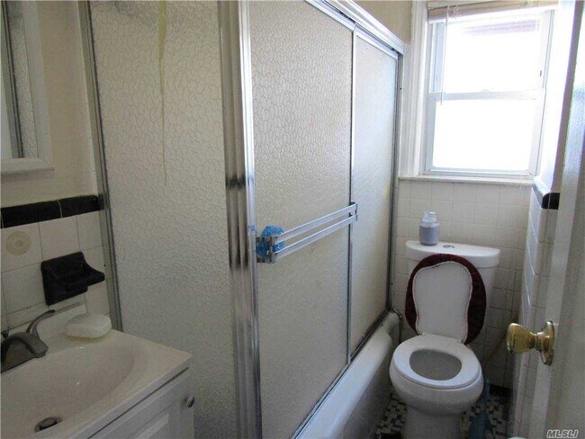 Foto del edificio - 90-21 221st St