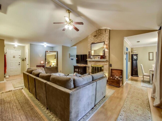 Building Photo - 9014 Texas Oaks Dr