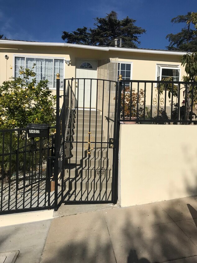 Tiene un bonito jardín delantero y patio trasero. Conexiones para lavadora y secadora, aire acondicionado y calefacción central. - 1437 Plumas St