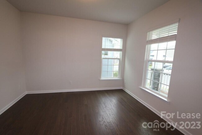Building Photo - 6130 Cloverdale Dr
