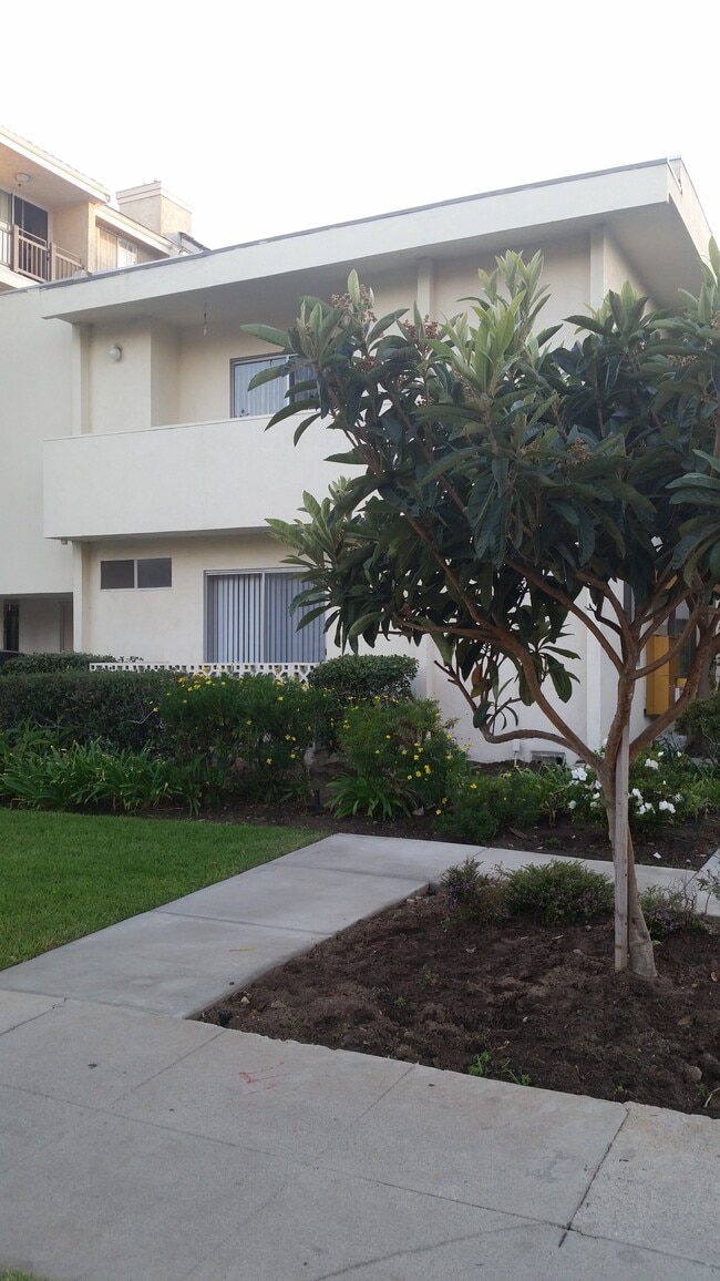 Building Photo - 3755 Mentone Ave