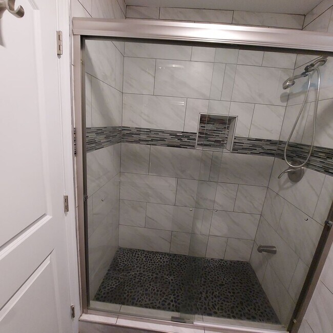 Foto del edificio - Charming 2bedroom, 2bath home, Like New near Land Park Area and City College.