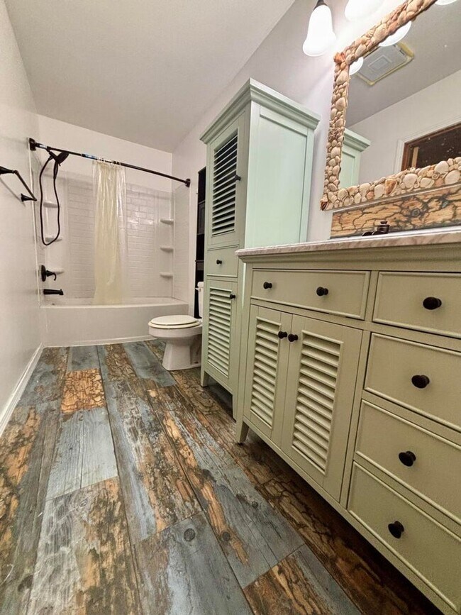 Foto del edificio - COMING SOON! Battlefield Home with Sunroom